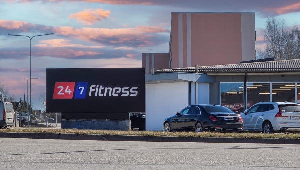 Endistes Selveri ruumides asuv 24/7 Fitness spordiklubi avas eelmise kuu alguses uksed. Avamispäeva võrreldi kunagise Selveri jaanipäevaga, mil parkla oli autodest pungil. Uue klubi tulek on ümber kujundanud kogu Võrumaa sportimisvõimaluste maastiku ja selle mõjuala ulatub isegi Põlvasse. Foto: AIGAR NAGEL
